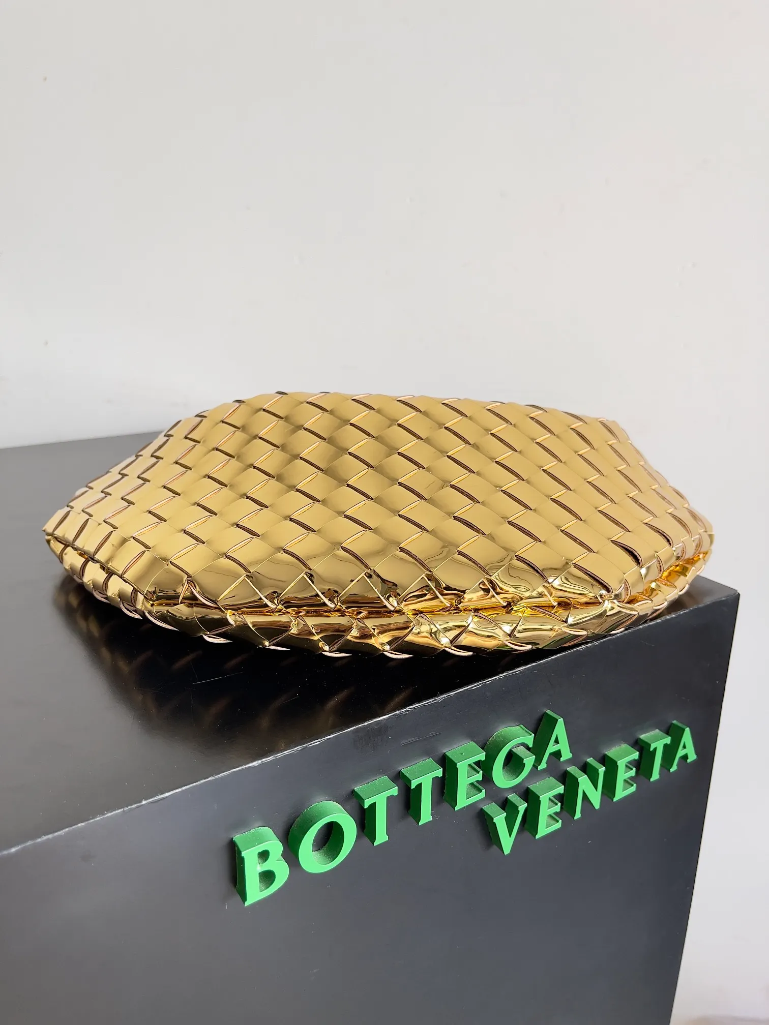 Batch 1860, ready to ship. Inspired by the 20th century modern sculptor Brancusi's work "Birds in the Sky". Muse brass handles, unique craftsmanship, make each handle unique, thus reflecting the precious sense of sculpture. Carrying Sardine in hand creates a high-end and modern look! The Sardine handbag uses Intrecciato weaving to highlight the inheritance of the brand's craftsmanship. The handle design forms a strong contrast and presents an artistic design concept. The finishing of the Muse brass decorative layer is completed by multiple processes. The exquisite craftsmanship makes each handle unique. Style number: 716082 Size: 36*3*24cm